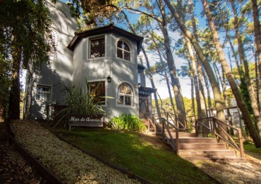 Oportunidad en Calle Luro: Amplia Casa de 5 Ambientes con Doble Acceso y Bosque