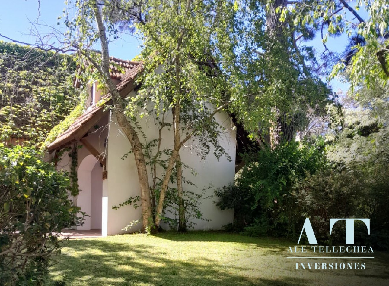 Casa en venta de 2 plantas con patio, parrilla y cochera - Apta credito y escrituracion inmediata