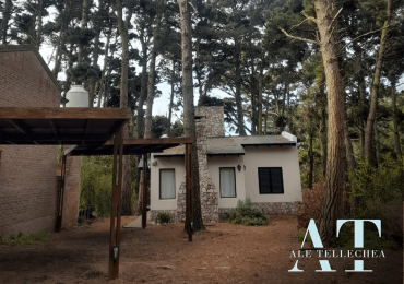 Oportunidad en Mar Azul: Casa clasica  sobre amplio lote a pasos del centros